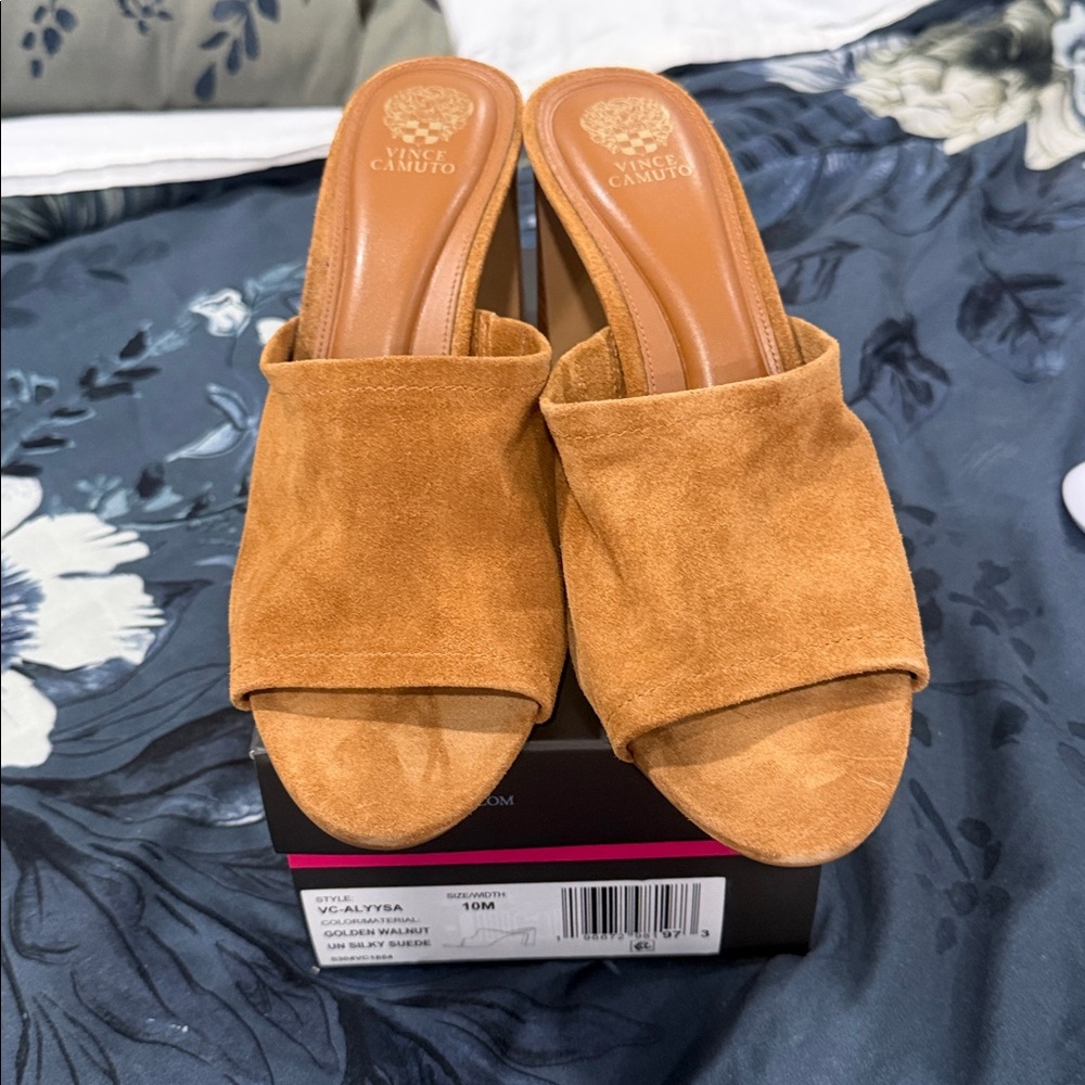 NEW - Vince Camuto Alyysa Sandals Women's US 10 Golden Walnut Suede